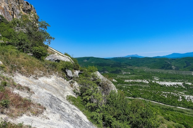 Blick auf die malerischen Krimberge von der Höhlenstadt TepeKermen im Sommer Mai 2021 Krim Russland