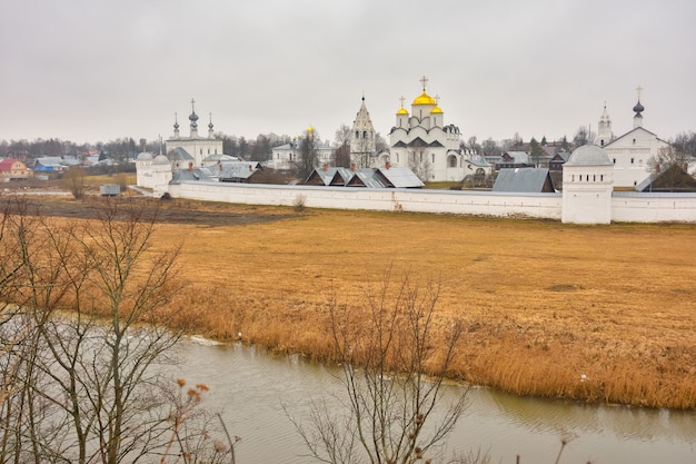 Blick auf die Mauern des Fürbitteklosters in Suzdal