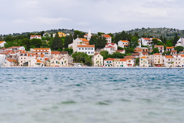 Blick auf die mediterrane Stadt vom Meer Rogoznica Stadt an der Adriaküste in Kroatien