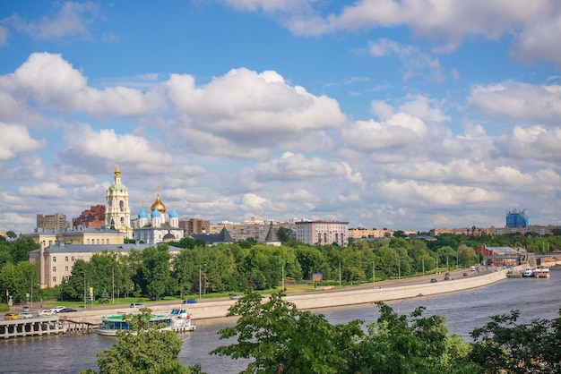 Blick auf die Megalopolis der Stadt und den Reitfluss