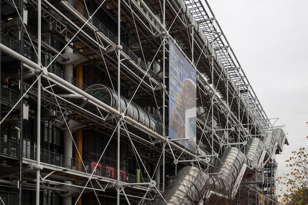 Blick auf die Metallstruktur des Kulturkomplexes Centre Pompidou in Paris