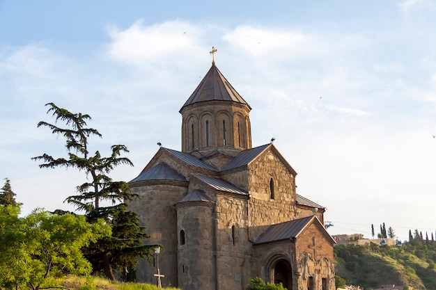 Blick auf die Metekhi-Kirche in Tiflis, Georgien. Altes Tiflis.