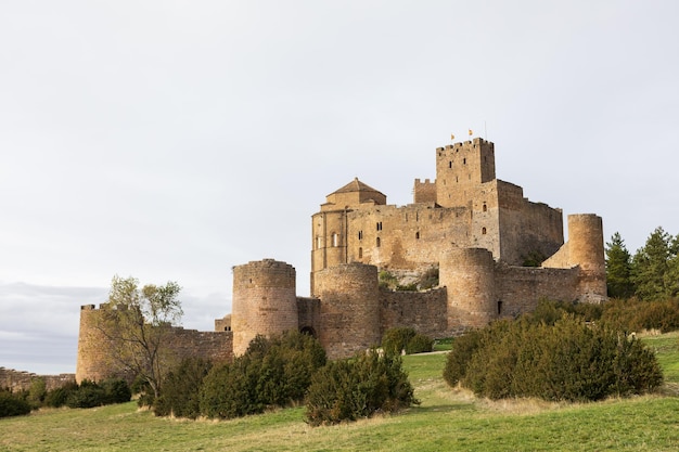 Blick auf die mittelalterliche Burg von Loarre in Huesca, Spanien