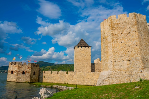 Blick auf die mittelalterliche Festung Golubac in Serbien