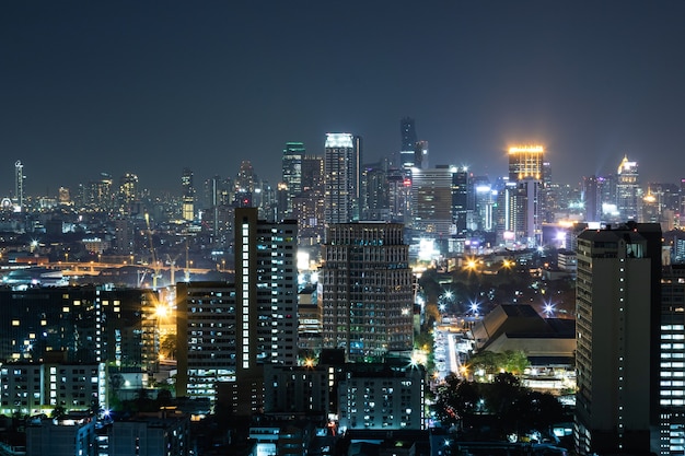 Blick auf die moderne nacht bangkok stadt