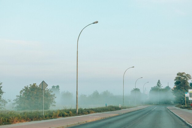 Blick auf die neblige Straße am Herbstmorgen