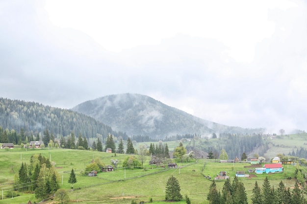 Blick auf die nebligen Berge