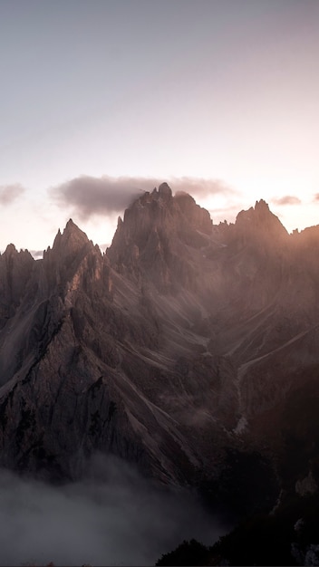 Blick auf die nebligen tre cime di lavaredo in den dolomiten, italien für das handy hintergrundbilder