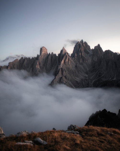 Blick auf die nebligen Tre Cime di Lavaredo in den Dolomiten, Italien