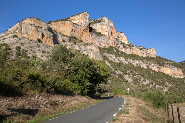 Blick auf die offene Straße und die Gipfel Pesquera de Ebro, Burgos, Spanien