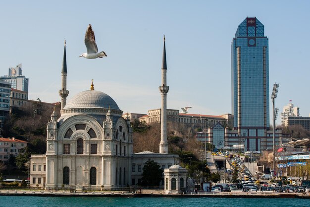 Blick auf die Ortaköy-Moschee vom Bosporus in Istanbul.