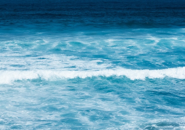 Blick auf die Ozeanküste, perfektes Reise- und Urlaubsziel