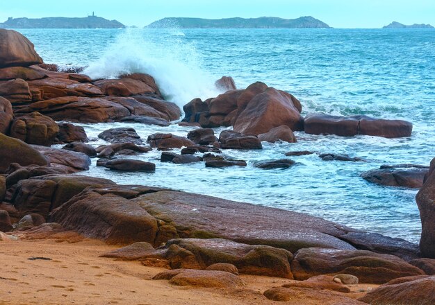 Blick auf die Ozeanküste (zwischen Perros-Guirec und Pleumeur-Bodou, Bretagne, Frankreich). Die rosa Granitküste