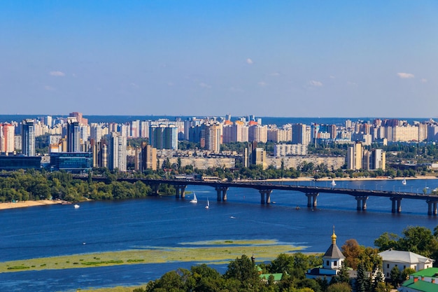 Blick auf die Paton-Brücke und das linke Ufer des Flusses Dnjepr in Kiew, Ukraine