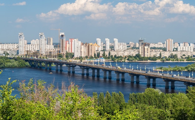 Blick auf die Patonbrücke und das linke Ufer des Dnepr in Kiew