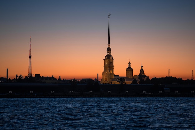 Blick auf die Peter- und Paulskathedrale in St. Petersburg während der Weißen Nächte