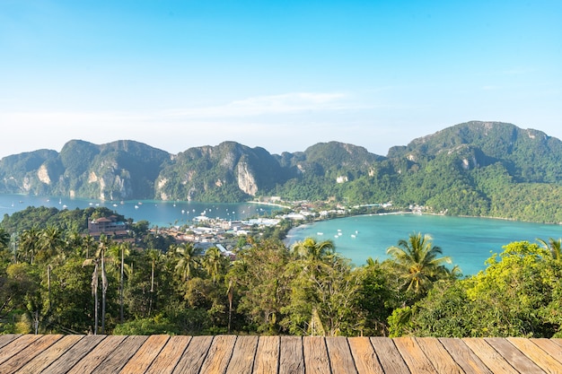 Blick auf die Phi Phi Insel Aussichtspunkt, der die ganze Insel vor den Blättern der Tamarinde sah, mit Blick auf die Berge und das wunderschöne Meer