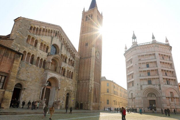 Blick auf die Piazza Duomo und Sonnenlicht