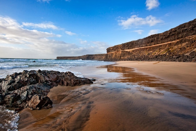 Blick auf die Playa del Aguila an der Küste von Fuerteventura