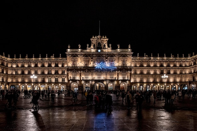 Blick auf die Plaza Mayor von Salamanca bei Nacht