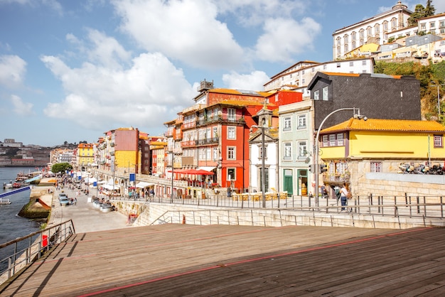 Blick auf die Promenade von Ribeira mit schönen Gebäuden und Lada-Kapelle in der Stadt Porto, Portugal