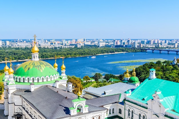 Blick auf die Refektoriumskirche des Kiewer Pechersk Lavra-Flusses Dnjepr und das Stadtbild von Kiew