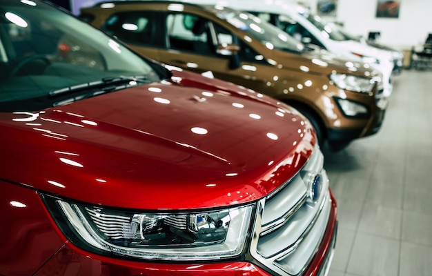 Blick auf die Reihe neuer Autos im Autohaus im Innenbereich