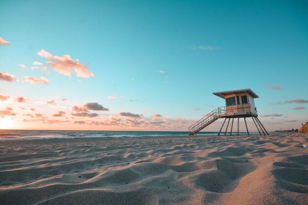 Blick auf die Rettungshütte am Strand gegen den Himmel beim Sonnenuntergang