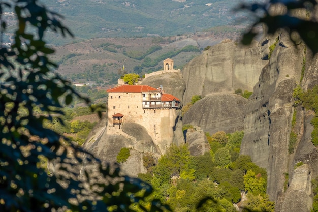 Blick auf die Rocky Abbey durch das Laub