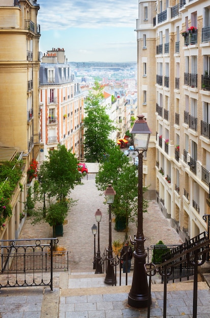 Blick auf die romantische Straße Monmartre, Paris, Frankreich, Retro-Ton