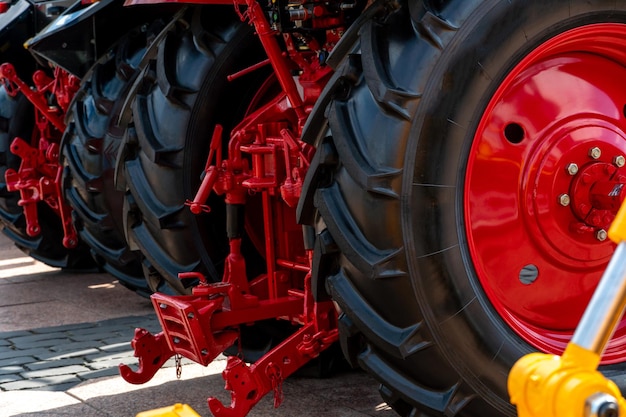 Blick auf die Rückseite eines modernen Traktors Hydromechanisches System zur Befestigung und Übertragung der Zugkraft für die Arbeit mit einem Pflugmäher Grubber und anderen Geräten für Bodenbearbeitung und Ernte