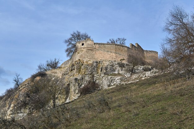 Blick auf die Ruinen einer alten Festung auf einem felsigen Hügel