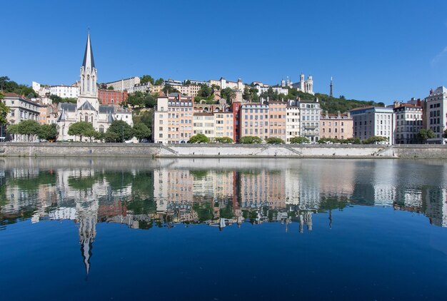 Blick auf die Saint-Georges-Kirche im alten Lyon, den Fourviere-Hügel und die Saone-Kai im Sommer