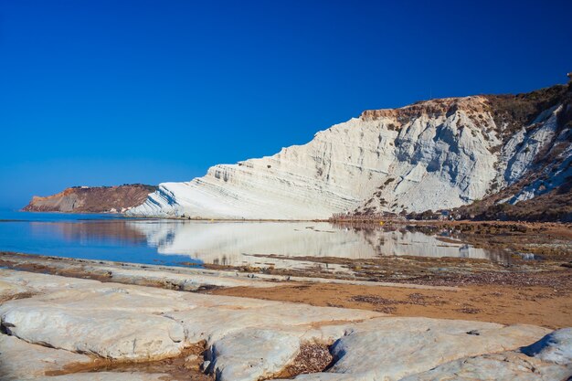 Blick auf die Scala dei Turchi. Ein faszinierender Kalksteinfelsen steil auf einem erstaunlichen Meer in Realmonte, Agrigento. Sizilien