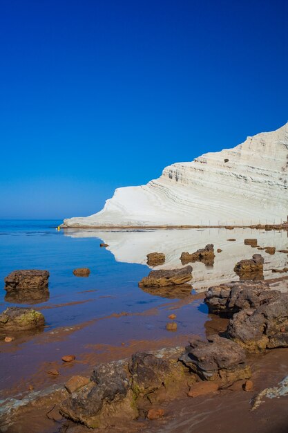 Blick auf die Scala dei Turchi. Ein faszinierender Kalksteinfelsen steil auf einem erstaunlichen Meer in Realmonte, Agrigento. Sizilien