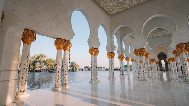 Blick auf die Scheich-Zayed-Moschee in Abu Dhabi