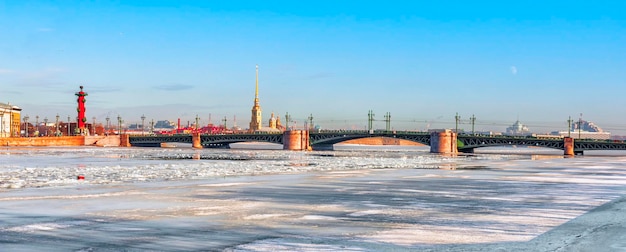Blick auf die Schlossbrücke über die Newa in St. Petersburg