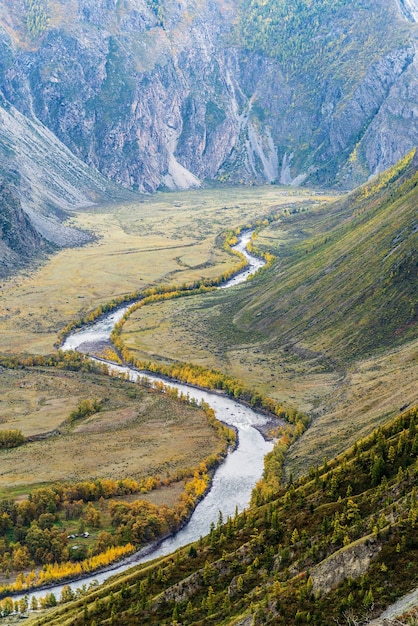 Blick auf die Schlucht des Chulyshman River von oben. Herbstliche Berglandschaft. Altai, Russland