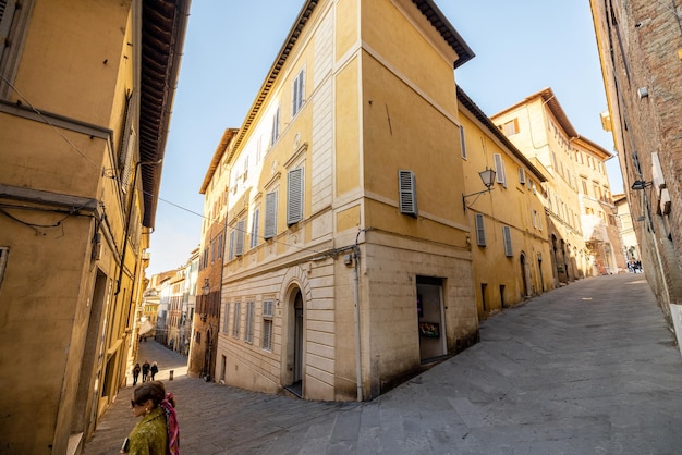 Blick auf die schmale und gemütliche Straße in Siena, Italien