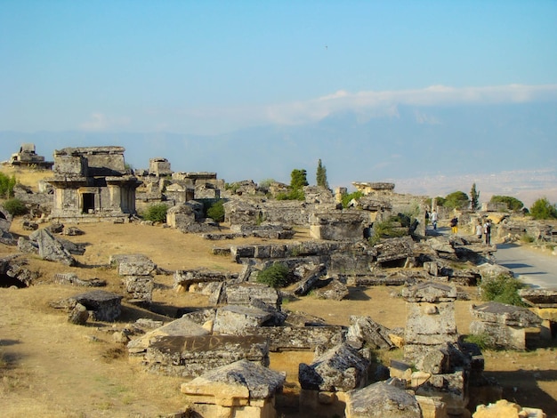 Blick auf die schneeweißen Travertinen von Pamukkale aus der antiken Hieropolis-Ruinen Türkei