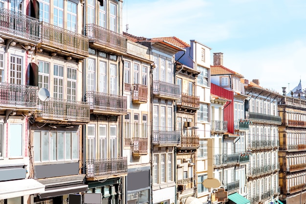 Blick auf die schönen alten Gebäudefassaden mit berühmten portugiesischen Fliesen auf der Straße in der Altstadt von Porto, Portugal