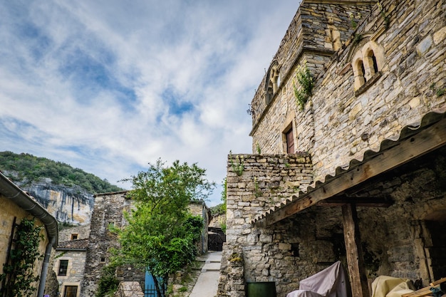 Blick auf die schönen mittelalterlichen Häuser des kleinen historischen Dorfes Rochecolombe in der Ardèche