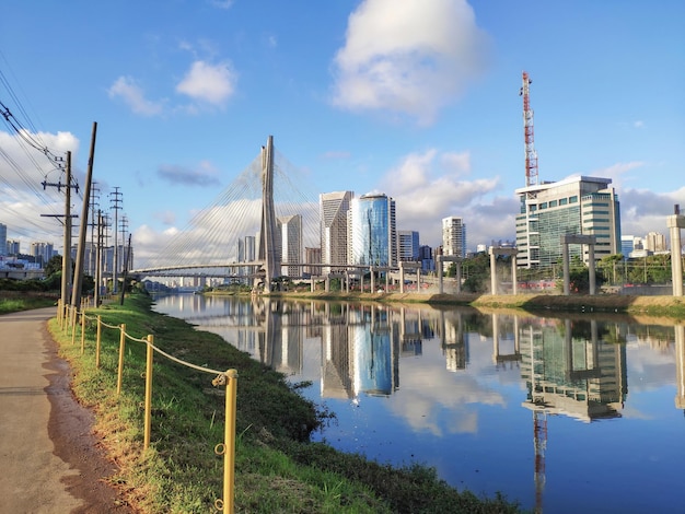 Blick auf die Schrägseilbrücke des Marginal Pinheiros in Sao Paulo