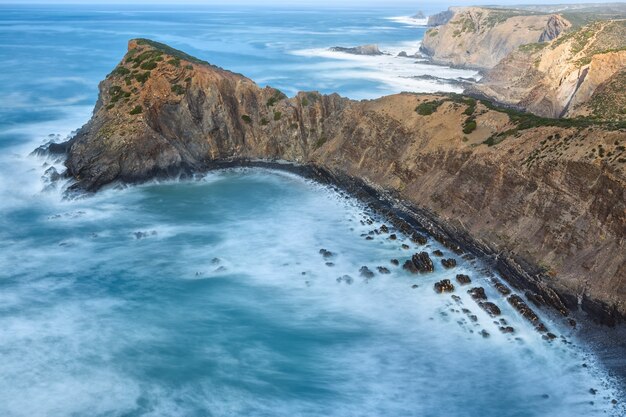 Blick auf die Seelandschaft auf den steilen Klippen und verschwommenen Wellen. Portugal.