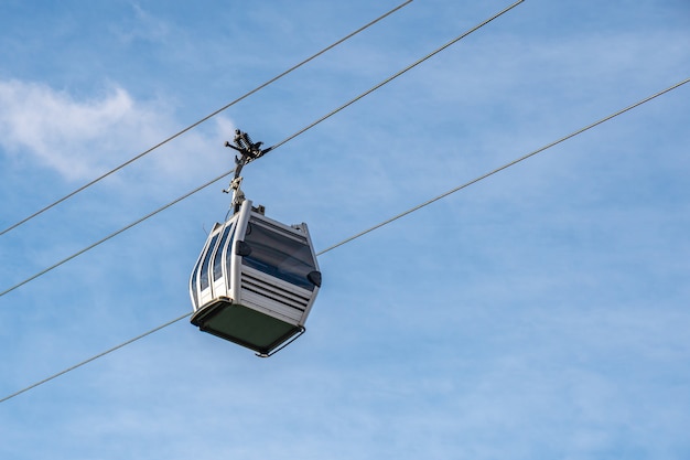 Blick auf die Seilbahn Gondelbahn auf blauem Himmelshintergrund in Tiflis