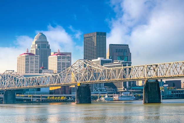 Blick auf die Skyline der Innenstadt von Louisville in Kentucky, USA