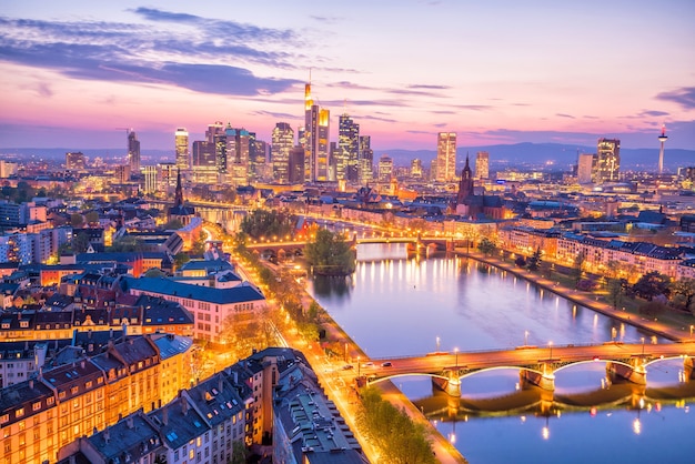 Blick auf die Skyline der Stadt Frankfurt in Deutschland in der Dämmerung aus der Draufsicht