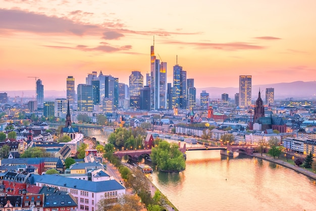 Blick auf die Skyline der Stadt Frankfurt in Deutschland in der Dämmerung aus der Draufsicht