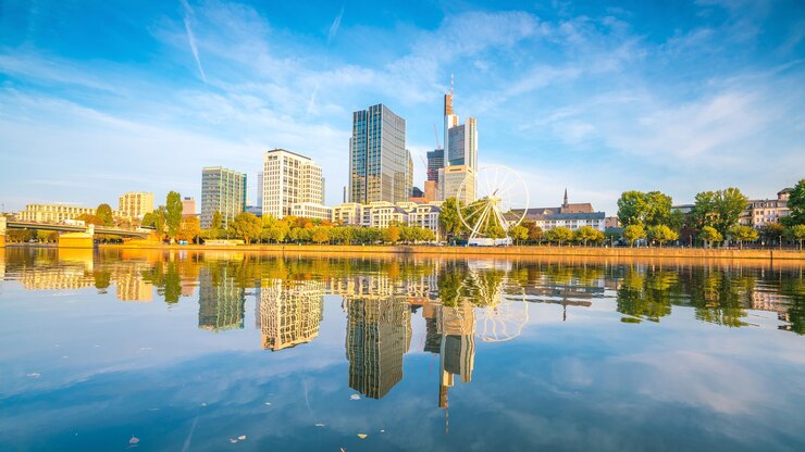 Foto blick auf die skyline der stadt frankfurt in deutschland mit blauem himmel