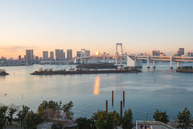 Blick auf die Skyline der Stadt Tokio von Odaiba in Tokio, Japan.